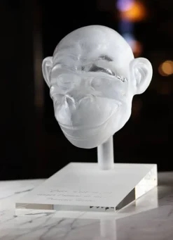 Vessière Cristaux Éditions D’Art Cristal|Bestiaire|Tête de chimpanzé pâte de cristal par Loïc Ortega