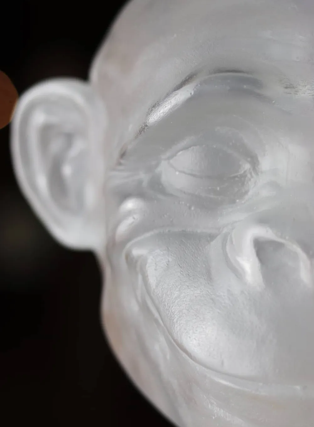Vessière Cristaux Éditions D’Art Cristal|Bestiaire|Tête de chimpanzé pâte de cristal par Loïc Ortega