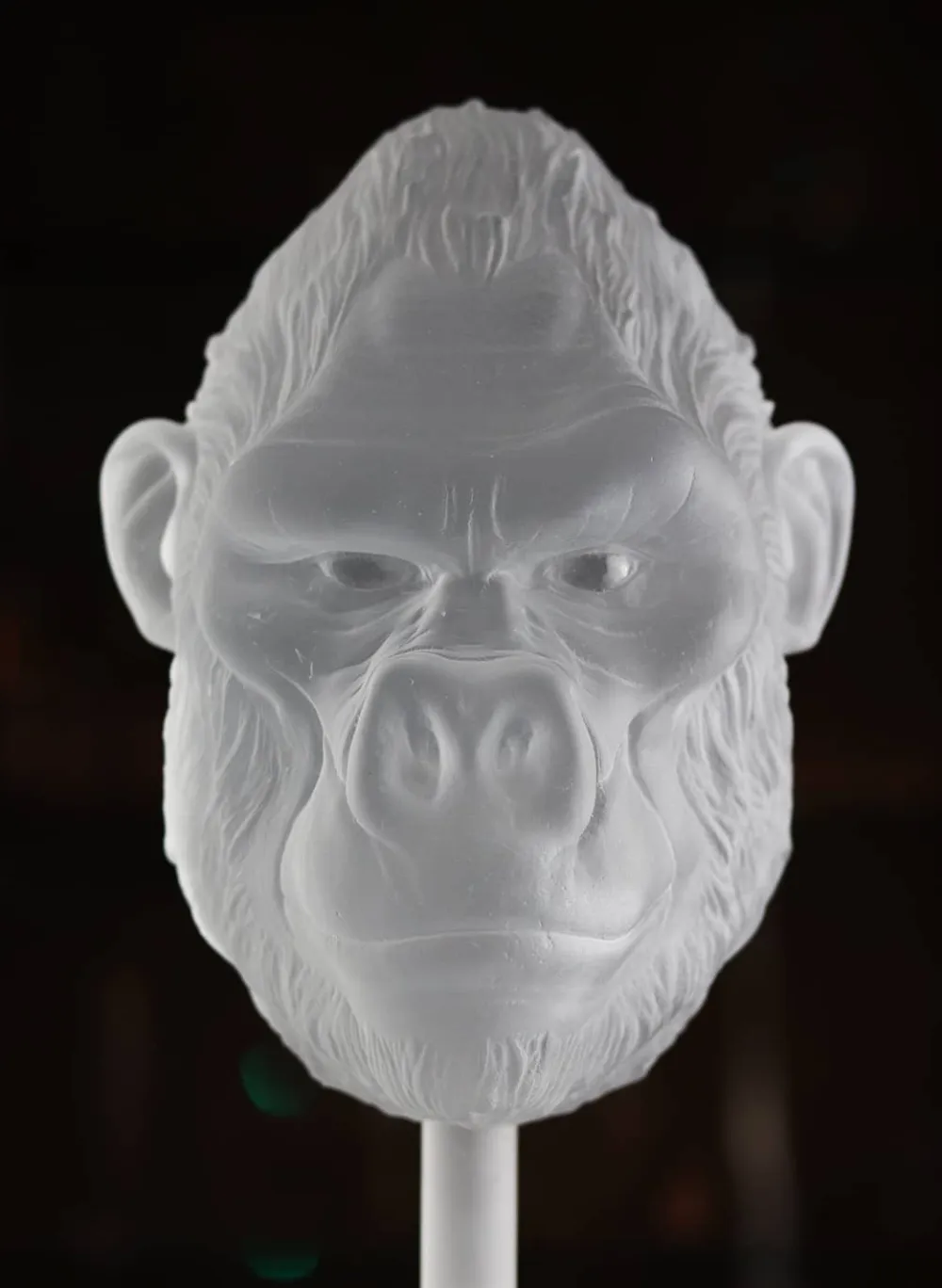 Vessière Cristaux Éditions D’Art Cristal|Bestiaire|Tête de Gorille mat pâte de cristal par Loïc Ortega